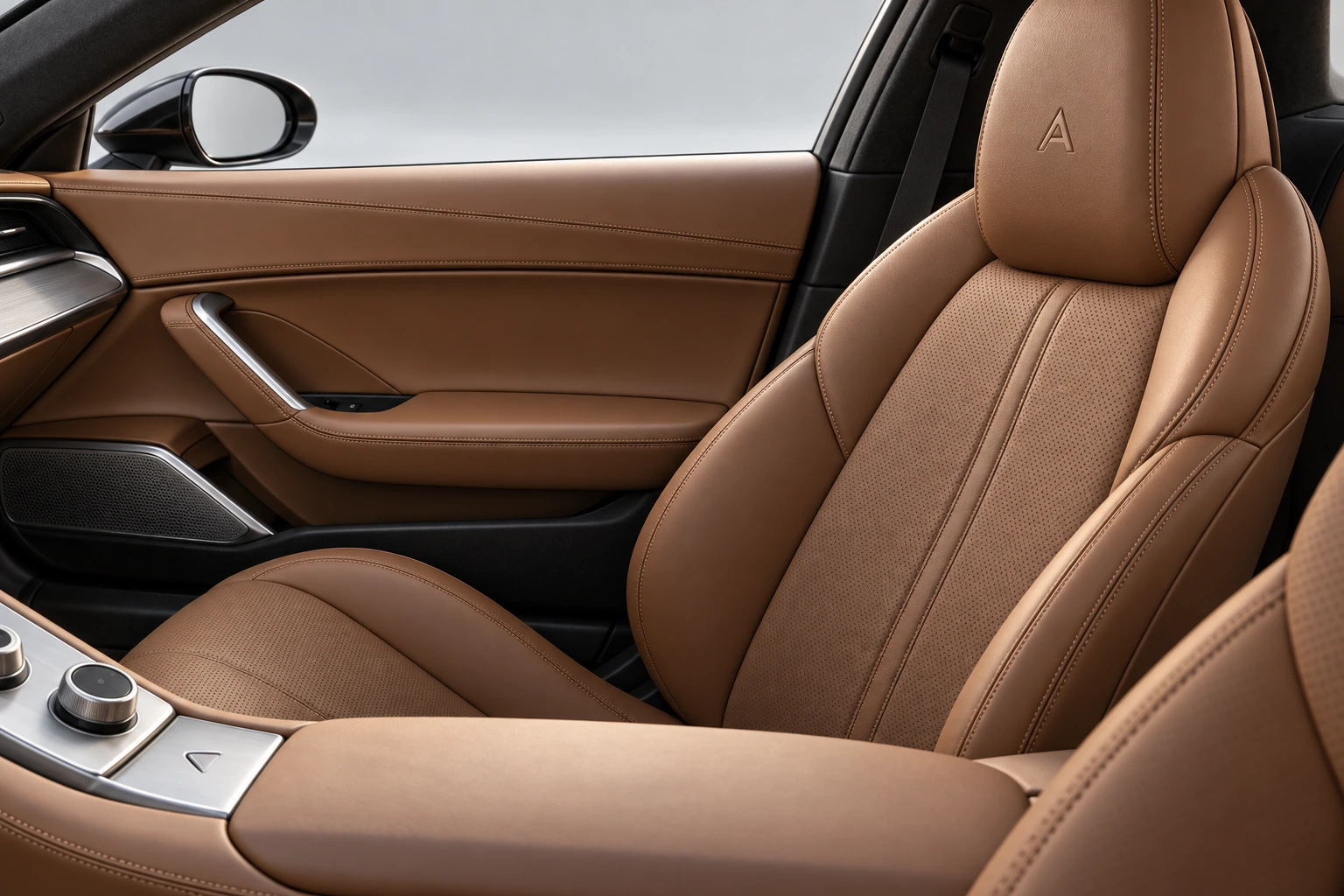 Sculpted AEVRA R1 touring seat in saddle leather